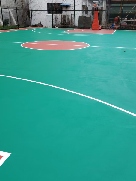 西工 球场长期使用易出现地面开裂